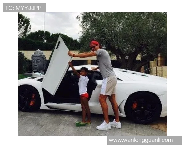 足球明星与奔驰的奢华生活揭秘：他们的座驾背后故事与魅力