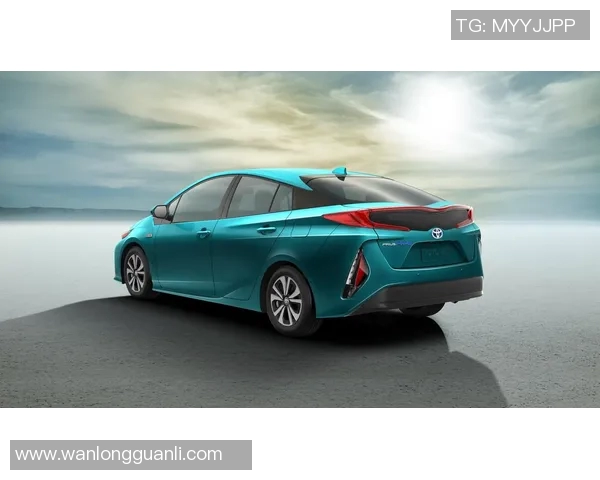 足球明星驾驶丰田普锐斯展现环保理念与运动精神的完美结合